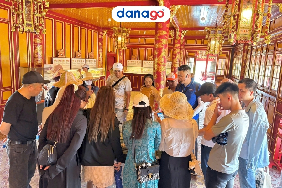 Hướng dẫn viên thuyết minh về đại nội Huế