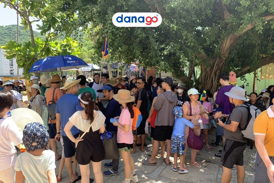 Hướng dẫn viên của dẫn đoàn tham quan Cù Lao Chàm