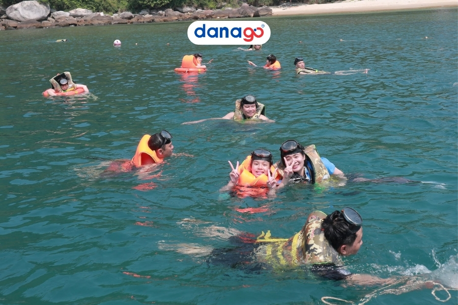 Du khách tắm biển và lặn ngắm san hô tại đảo