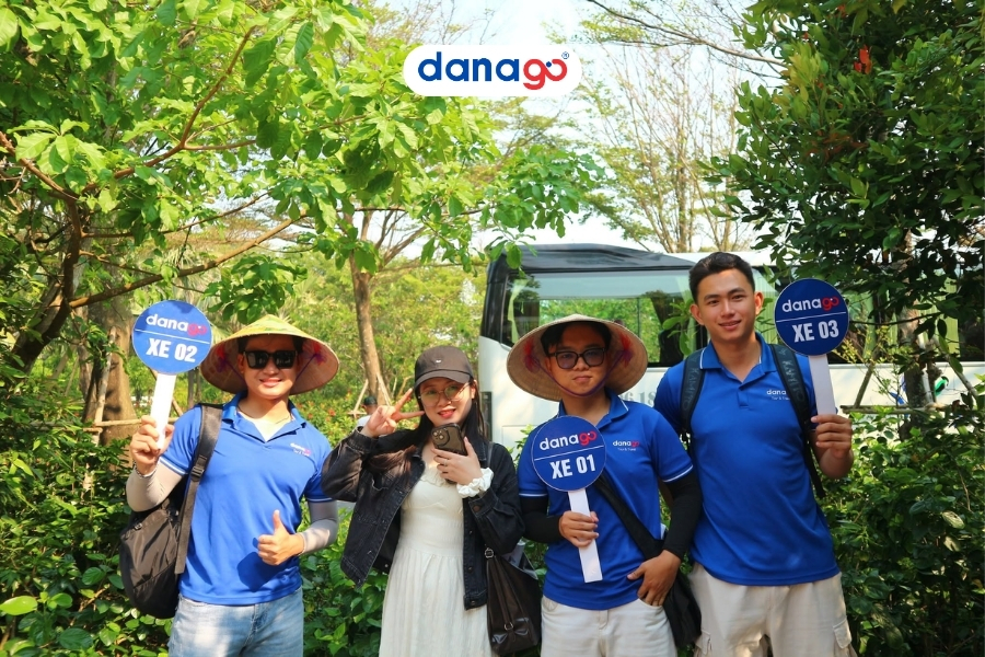 Hướng dẫn viên của DANAGO đồng hành trong tour Cù Lao Chàm
