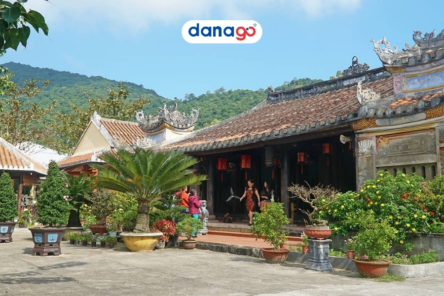 Tham quan chùa tại đảo Cù Lao Chàm