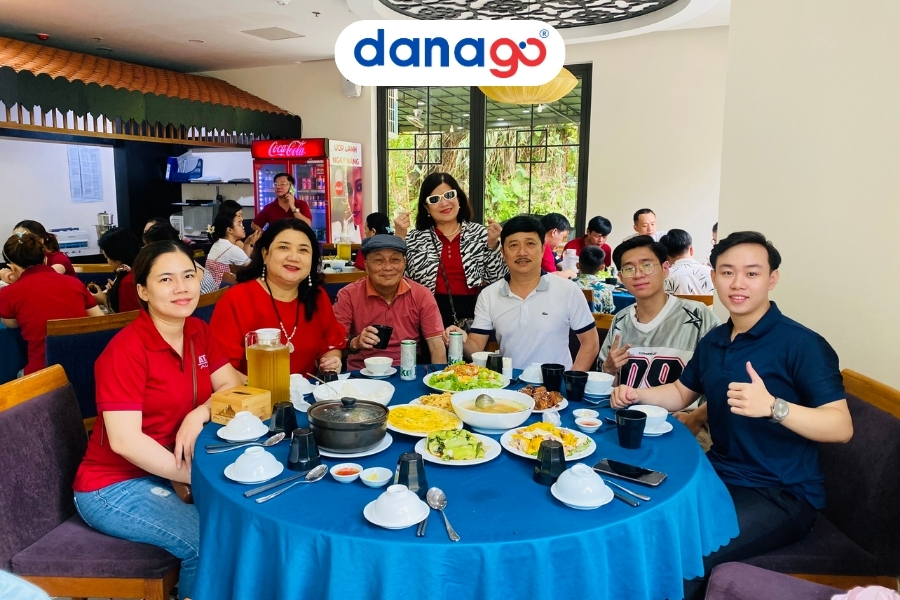 Ăn trưa tại nhà hàng trong Cổng Trời Đông Giang