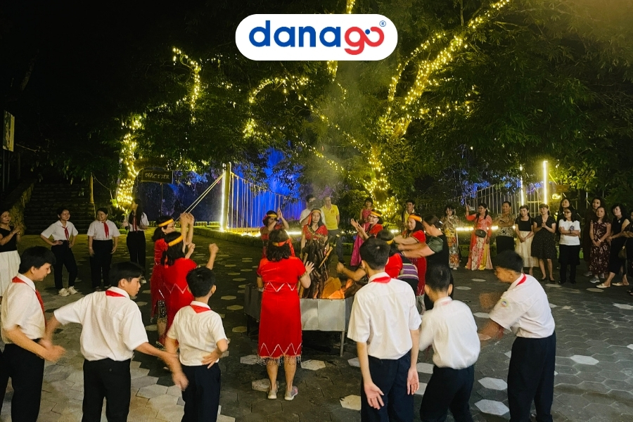 Du khách nhảy lửa trong tour Cổng Trời Đông Giang của DANAGO