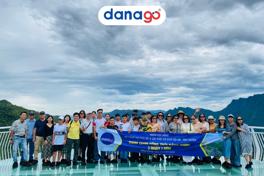 Đoàn khách của DANAGO tham quan cầu kính Ngọc Rồng.